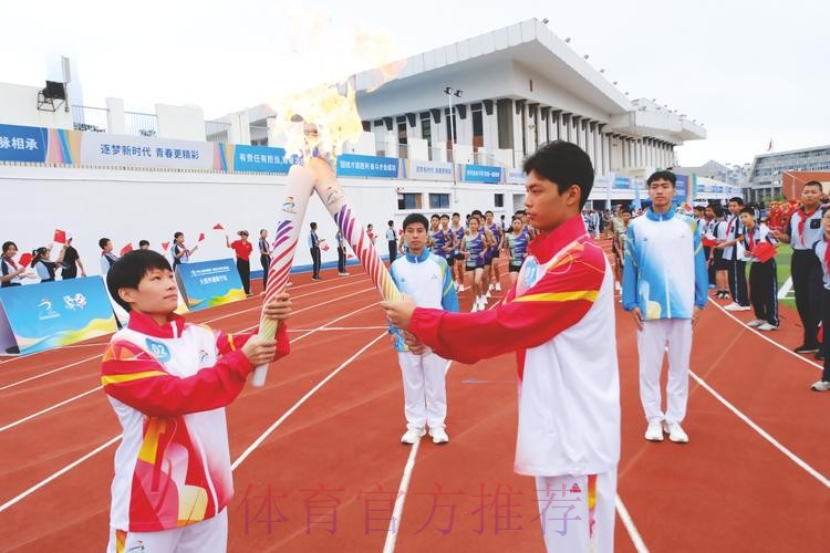 粤港澳三地火炬手接力点燃“同心之火” 粤港澳三地火炬手接力点燃“同心之火”